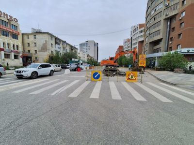 В Якутске на ул. Петра Алексеева сужена проезжая часть из-за замены газопроводов