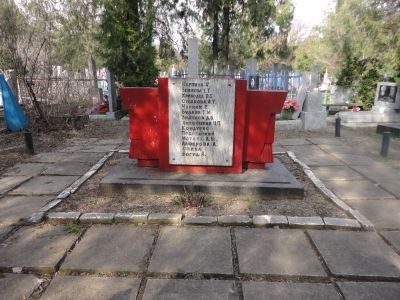 Братская могила 30 рабочих ахтарского рыбзавода, погибших во время бомбардировки завода немецко-фашистской авиацией