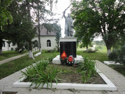 Братская могила советских воинов, погибших в боях с фашистскими захватчиками