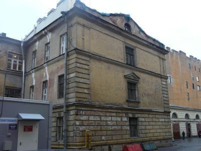 Конюшни с флигелем