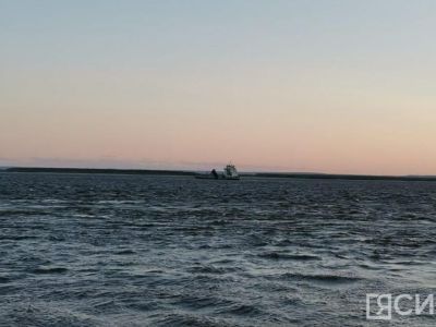 В Якутии на реке Вилюй опрокинулась моторная лодка с четырьмя людьми на борту