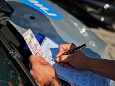 Автошколу оштрафовали за незаконную выдачу прав, двоих работников учреждения уволили