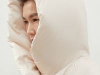 Пуховое пальто с капюшоном и поясом