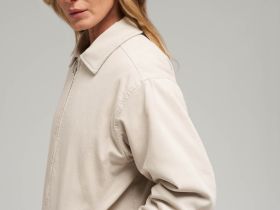 Легкий бомбер из вельвета с искусственным утеплителем