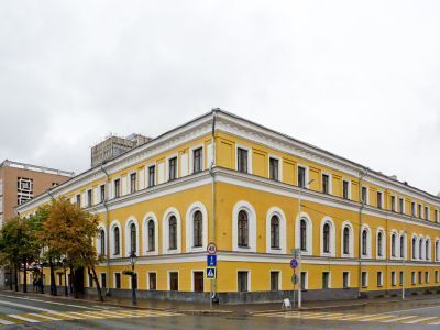 Дом губернатора, в котором в августе 1837 г. бывали многие  декабристы по делам, связанным с их направлением из сибирской ссылки на Кавказ в действующую армию