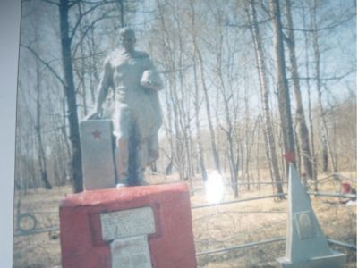 Братская могила советских воинов, погибших в боях с немецко-фашистскими захватчиками