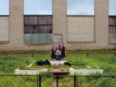 Памятник-стела на месте, где 12 воинов героев 300-го воздушно-десантного полка 21.06.44 под огнем противника первыми переправились через реку Свирь и закрепились на противоположном берегу