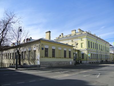 Ансамбль зданий Воспитательного дома и Опекунского совета: Московский институт акушерства (главный дом с боковыми флигелями и полукруглым служебным корпусом с проездной аркой соединены в одно здание позднейшими встройками)