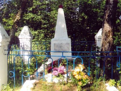 Братская могила 3 советских воинов, погибших в 1943 г. в боях с немецко-фашистскими захватчиками