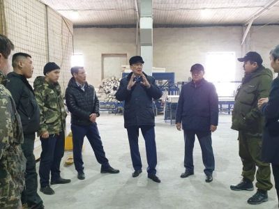 Вице-премьер Якутии проверил, как формируются запасы продуктов на оптовых базах в Нижнем Бестяхе