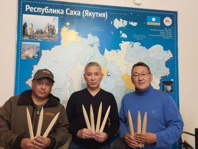 Военкоры «Сахамедиа» передали волонтерам Ленского района иглы для плетения маскировочных сетей