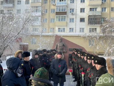 В Якутске возложили цветы к памятнику воинам-интернационалистам