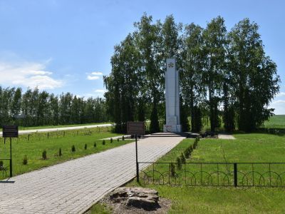 Памятное место завершения Острогожско-Россошанской операции в годы Великой Отечественной войны. 11-метровая стела. Бетон, облицованный плитой из мраморной крошки