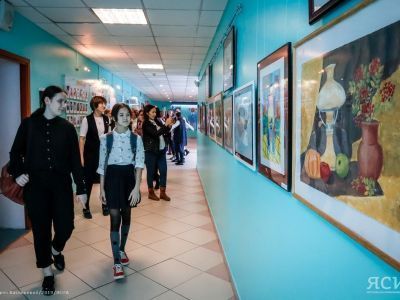 Радость творчества. В Городской классической гимназии открылась выставка юной Тани Бурцевой