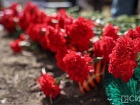 К мемориальной доске воинам-журналистам Якутии возложили цветы