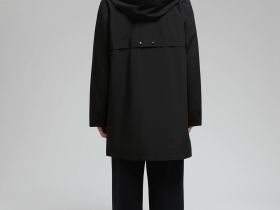 Плащ из мембранной ткани с водоотталкивающей пропиткой