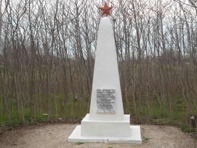 Братская могила советских воинов, погибших в боях с фашистскими захватчиками