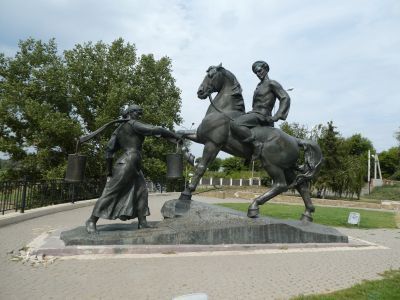 Скульптурная композиция "Григорий и Аксинья"