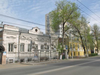 Усадьба Чубакова М.П. (ансамбль): бывший каменный двухэтажный дом; жилой дом; амбар; арка ворот