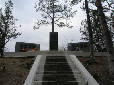 Памятный знак на месте боев курсантов Военно-морского училища береговой обороны им. ЛКСМУ