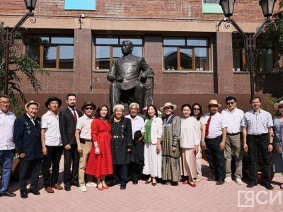 В Якутске возложили цветы к памятнику Василию Никифорову-Кюлюмнюр