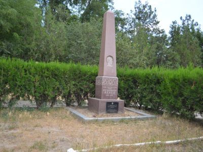 Памятник на могиле Ю.Акаева