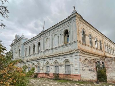 Здание училища реального