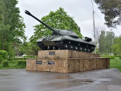 Танк ИС, установленный в честь лабинцев, внесших вклад в строительство танковой колонны "Лабинский колхозник"