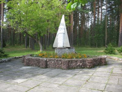 Памятник-обелиск защитникам Лужского рубежа обороны в 1941 г. Поблизости в 50 м – памятный знак (гранитный камень) неизвестному советскому воину, погибшему в 1941 г.