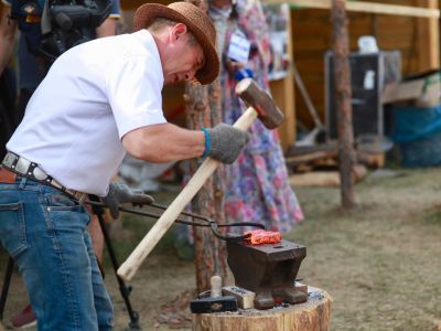Настоящая работа начинается ночью: Как кузнецы куют на состязании Ысыаха Олонхо