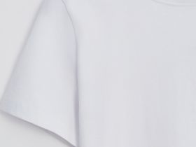 Топ из хлопка с открытым плечом и фигурным узлом