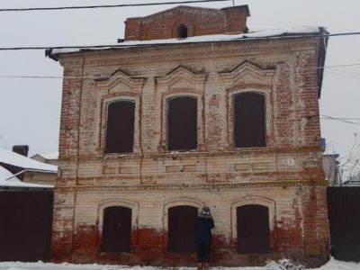 Двухэтажный кирпичный жилой дом с аттиком