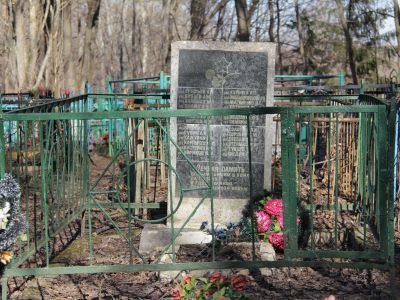 Братская могила воинов Советской Армии, погибших в 1944 г.