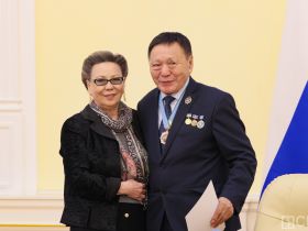 В Якутске с 75-летием поздравили заслуженного экономиста России Владимира Птицына