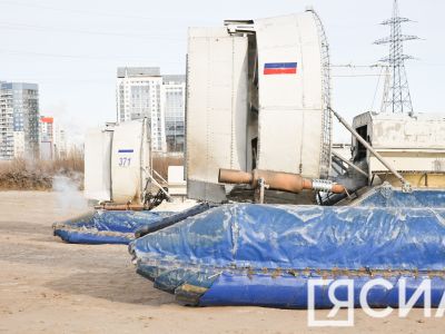 Порядка 10 аэроботов задействуют на переправе Якутск — Нижний Бестях во время ледохода