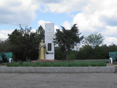 Братская могила советских воинов