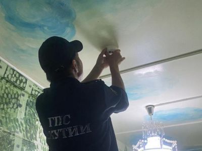 В домах жителей поселка Усть-Мая установят 55 пожарных извещателей