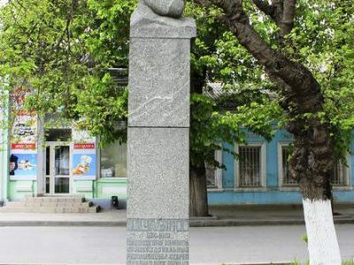 Памятник Д.И.Ульянову (скульпторы В.В.Петренко и Н.И. Петренко)