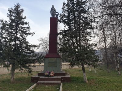 Братская могила с памятником