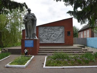 Братская могила советских воинов, погибших в боях с фашистскими захватчиками в 1943 году. Захоронено 2 человека. Имена не установлены