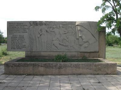 Братская могила советских воинов и памятный знак в честь воинов-односельчан, погибших в годы Великой Отечественной войны