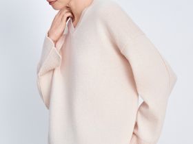 Джемпер с v-образной горловиной и широкими рукавами