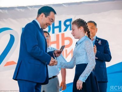 В Якутске юным горожанам торжественно вручили первые в их жизни паспорта