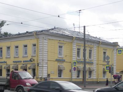 Солдатская казарма (с двумя служебными флигелями)