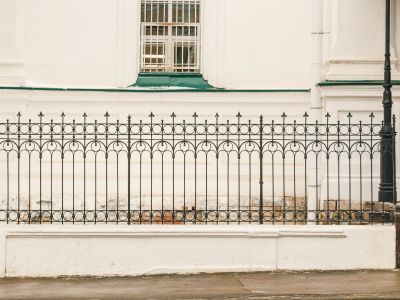 Металлическое кованое ограждение на каменном цоколе