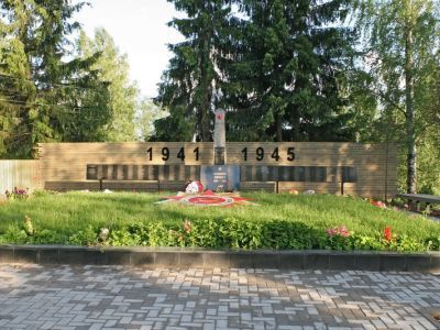 Братское захоронение советских воинов, погибших в 1941-44 гг.