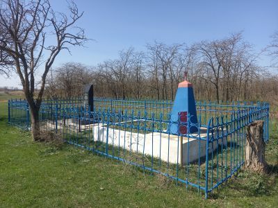 Братская могила мирных советских людей, растрелянных в 1942 году немецко-фашистскими захватчиками