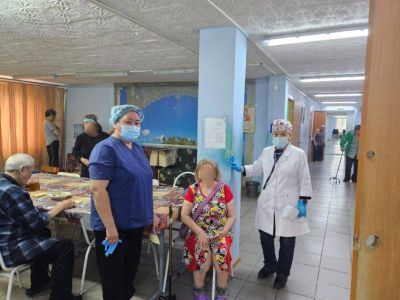 В Усть-Янском районе Якутии врачи провели осмотр пожилых и инвалидов