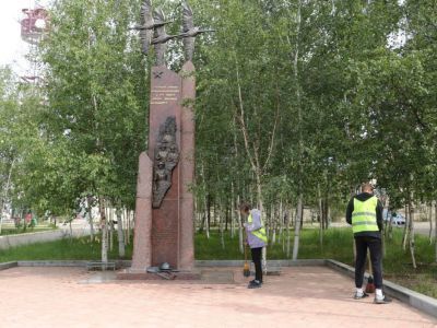 Трудовой отряд ЦДО облагородил территорию возле памятника воинам-интернационалистам