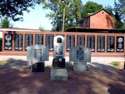 Братская могила советских воинов, погибших в боях с фашистскими захватчиками